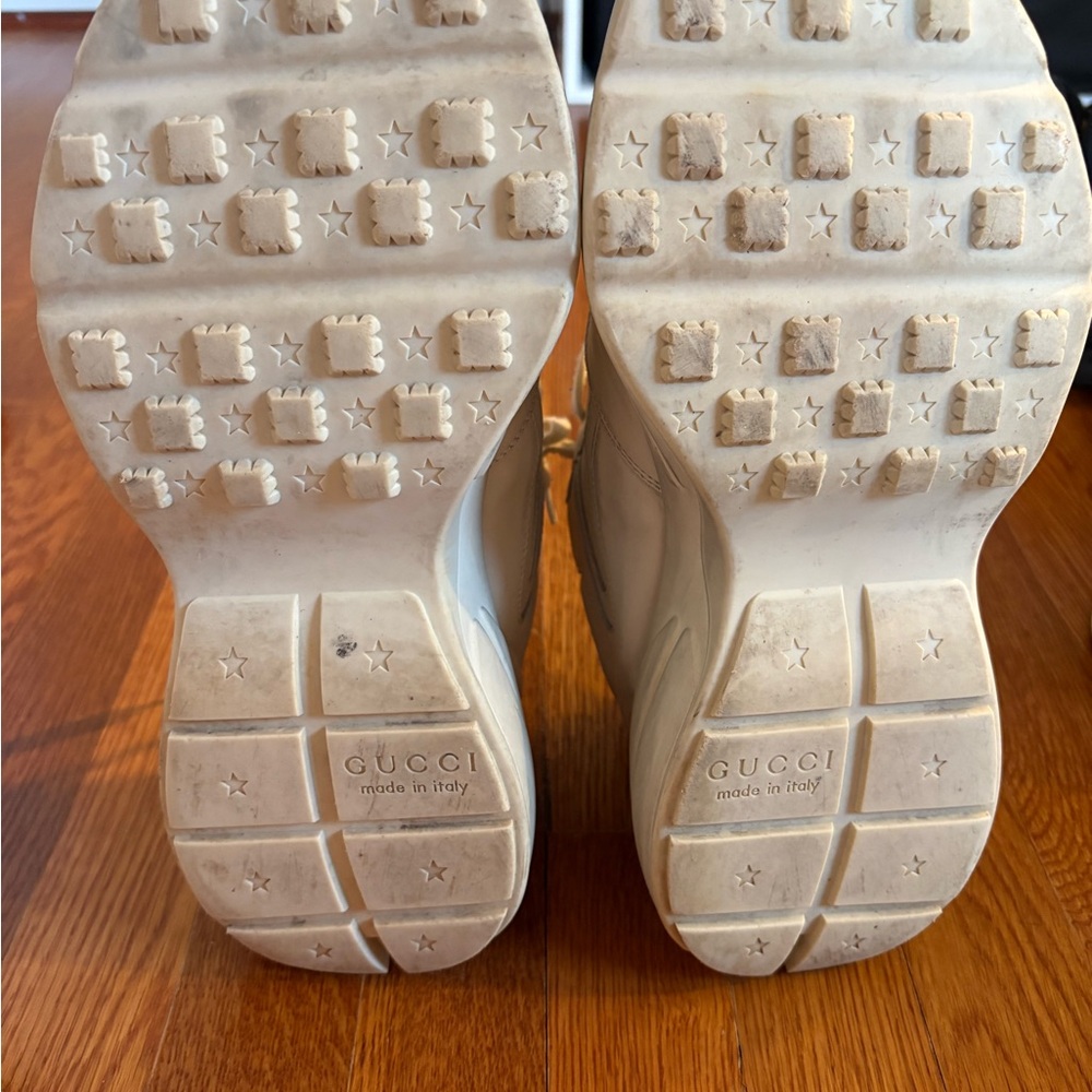 Gucci Cream Sneakers with Red Lip Graphic - Picture 7 of 8